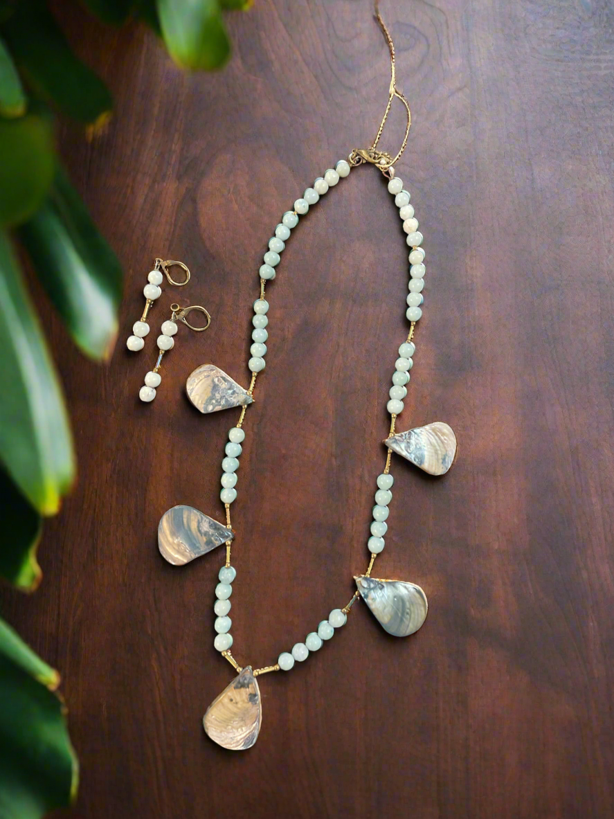 Running Deer 0012 Shell Pendant Necklace and Earrings