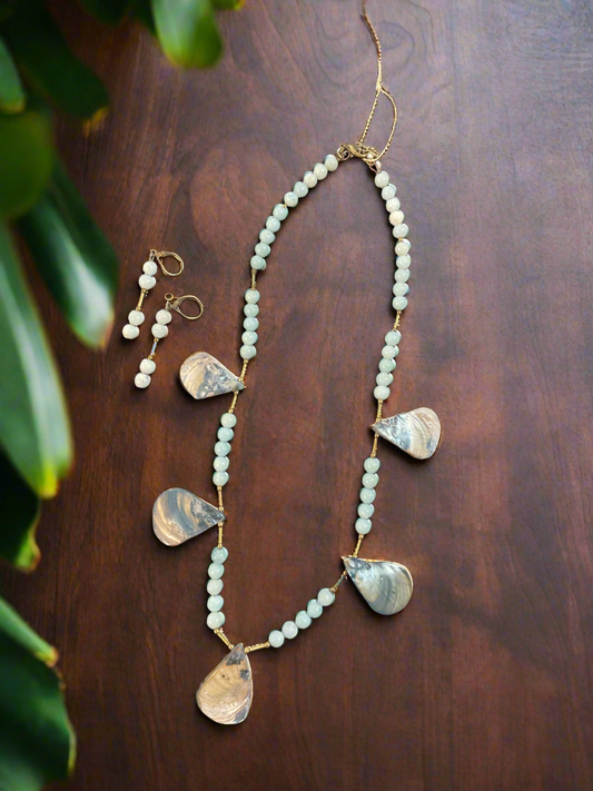 Running Deer 0012 Shell Pendant Necklace and Earrings